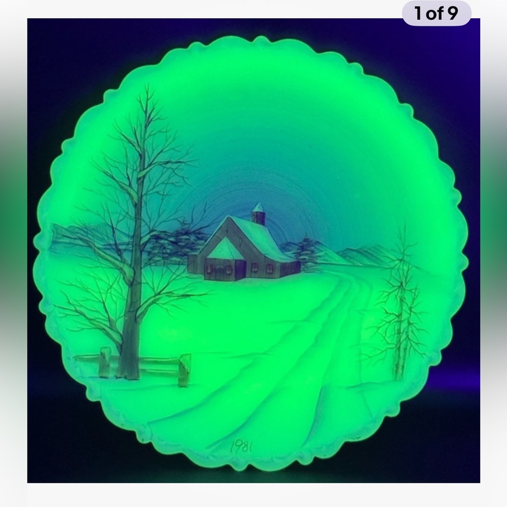 1981 Fenton Christmas Plate Art Glass “All Is Calm” Hand Painted by Gloria Finn - Picture 7 of 7